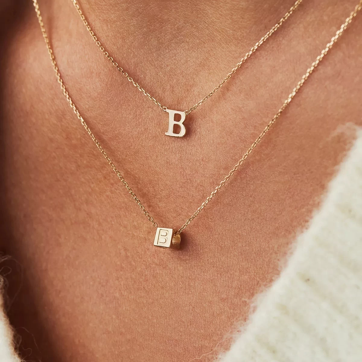 Isabel Bernard Le Marais Chloé 14 Karat Initial Necklace Letter W Gold Mittellange Halskette - Image 2